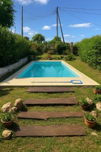 a swimming pool in the middle of a yard at Cabaña brisas del lago in Villa Parque Siquiman +8 photos