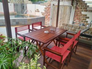 Bazén v ubytování La Rocca An Bang Beach nebo v jeho okolí