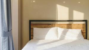 En eller flere senge i et værelse på Yangyang Haettuneonchangmoon Pension + 1 billede