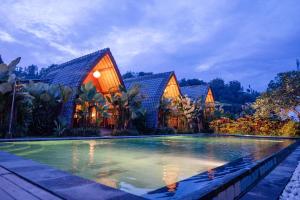 a house with a swimming pool in front of it at The Caldera Villas in Kubupenlokan