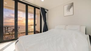 Postel nebo postele na pokoji v ubytování Gyeongju Neulsiwon Pension