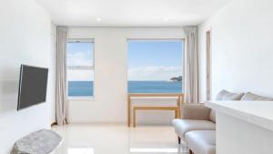 een woonkamer met uitzicht op de oceaan bij Sokcho Moreve Pension in Sokcho