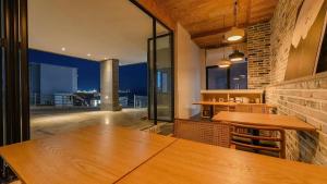 een eetkamer met tafels en uitzicht op de stad bij Sokcho Moreve Pension in Sokcho