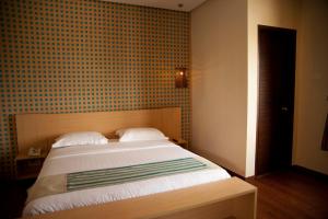 Een bed of bedden in een kamer bij Java Go Residence by Jiwa Jawa