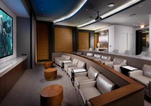 een wachtkamer met banken en stoelen en een televisie bij Hanover River Oaks in Houston +19 foto's