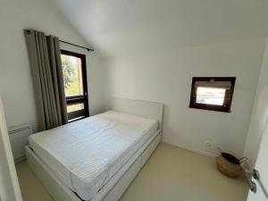 En eller flere senge i et værelse på Duplex lumineux à Autrans, 5 pers, parking - FR-1-737-105