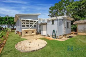 un cortile con una casa con una sabbiera di 1 The Esplanade a Woodgate