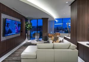 een woonkamer met een witte bank en een tv bij Hanover River Oaks in Houston