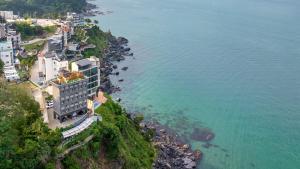 una vista aérea de un edificio junto al océano en Samcheok Peacehousing Spa Pet Pension, en Samcheok