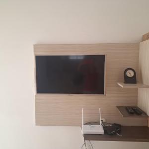 TV a/nebo společenská místnost v ubytování Apartamento Charmoso no térreo + 2 fotografie