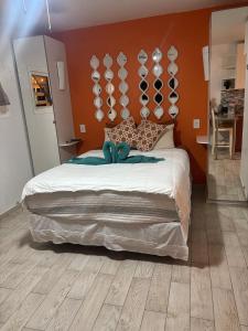 Un dormitorio con una cama grande con suelo de madera. en Bregita Serenity Studio, en Little Bay