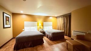 Ένα ή περισσότερα κρεβάτια σε δωμάτιο στο Redondo Beach Inn-LAX