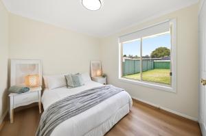 Postel nebo postele na pokoji v ubytování Bellbird Willow Hunter Escape by Nature & Winery