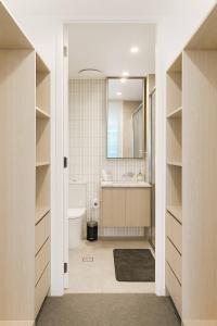 Et badeværelse på Milton Oasis - Luxury Apt near Milton Station