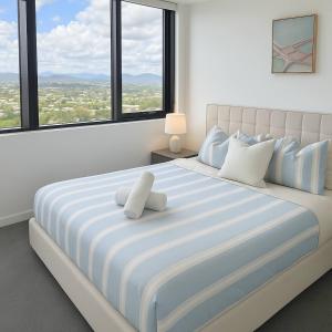 En eller flere senge i et værelse på Milton Oasis - Luxury Apt near Milton Station