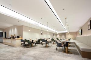 En restaurant eller et andet spisested på Atour X Hotel Shanghai Hongqiao Airport Konggang Road