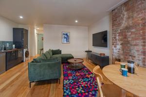 Гостиная зона в Bridge St Apartment 2