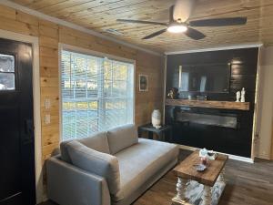 Et opholdsområde på Outdoor Living - Hut Tub - Breakfast - Attractions