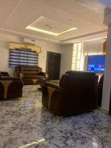 Un lugar para sentarse en Cee&Tee BG ABK 1 Bedroom Flat-247 Electricity Solar inverter AC in bedroom 11 fotos más