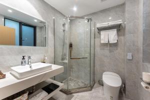 Ένα μπάνιο στο The Tea & Bamboo Retreat A serene homestay offering complimentary bamboo weaving workshops and tea tasting experiences. +55 φωτογραφίες