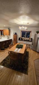 una cucina con tavolo in legno e sedie e una cucina con frigorifero di 2 Queen Beds In Main House a Durango