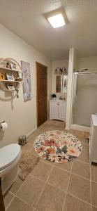 bagno con servizi igienici e tappeto sul pavimento di 2 Queen Beds In Main House a Durango