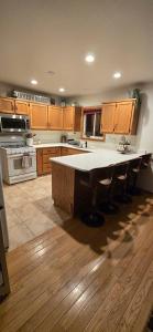 una cucina con una grande isola al centro di 2 Queen Beds In Main House a Durango 1 altra foto