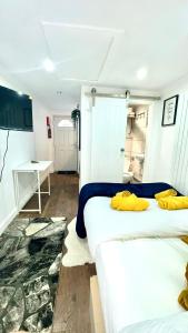 Телевизор и/или развлекательный центр в Kaira's Nook