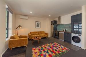 Гостиная зона в Bridge St Apartment 1 - Nelson City Centre Convenience!