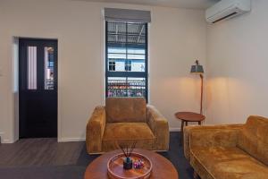 Гостиная зона в Bridge St Apartment 1 - Nelson City Centre Convenience! +14 фотографий