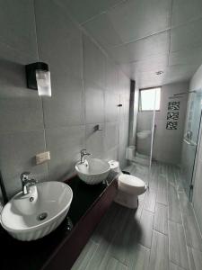 a bathroom with two sinks and a toilet at Hermosa residencia en San Pedro Cholula in Cholula +10 photos
