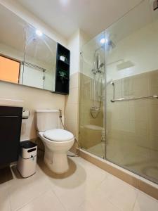 Ένα μπάνιο στο Aventura Presidential Suite at SMDC Charm Residences