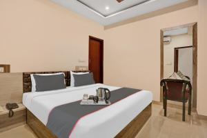 Un dormitorio con una cama grande con una bandeja encima. en Hotel O Sky Hotel, en Rohtak