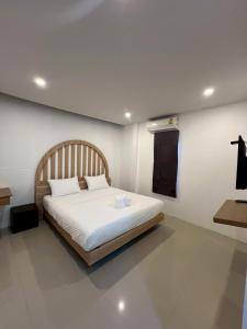 een slaapkamer met een groot bed in een kamer bij ยูสีเกด รีสอร์ท in Si Sa Ket