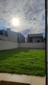 Blick auf ein Gebäude mit einer Rasenfläche in der Unterkunft Jenni's House in Itapoa