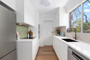 Kuchyň nebo kuchyňský kout v ubytování Spacious Apartment Near Cronulla Beach + 4 fotografie