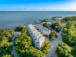 eine Luftaufnahme eines Resorts in der Nähe des Ozeans in der Unterkunft Oceanfront Luxury w/Speakeasy Lounge, Dock & Pool in Islamorada