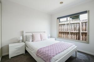 En eller flere senge i et værelse på Relax Play and Unwind Spacious Home with Yard