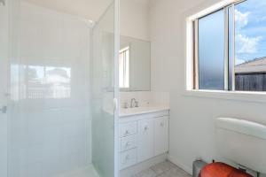 Et badeværelse på Relax Play and Unwind Spacious Home with Yard + 21 billeder