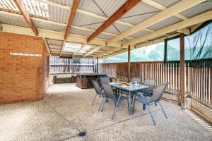 En balkon eller terrasse på Relax Play and Unwind Spacious Home with Yard