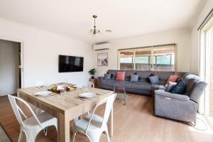 Et opholdsområde på Relax Play and Unwind Spacious Home with Yard