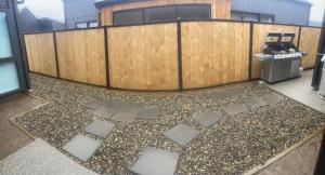 Un patio trasero con cerca y un patio con piedras. en Modern Ensuite Room with Light Kitchenette & Private Entrance in Cromwell, en Cromwell 1 foto más