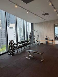 Fitness centrum a/nebo fitness zařízení v ubytování Cozy and comfortable CBD luxury apartment