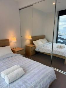 Postel nebo postele na pokoji v ubytování Cozy and comfortable CBD luxury apartment