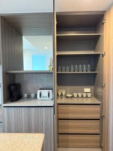 Kuchyň nebo kuchyňský kout v ubytování Cozy and comfortable CBD luxury apartment + 10 fotografií