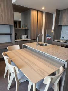 Kuchyň nebo kuchyňský kout v ubytování Cozy and comfortable CBD luxury apartment