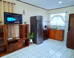 Kuchyň nebo kuchyňský kout v ubytování Casa del Pacífico en Puntarenas Centro con parqueo