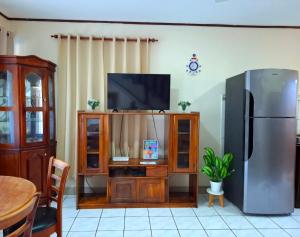 TV a/nebo společenská místnost v ubytování Casa del Pacífico en Puntarenas Centro con parqueo