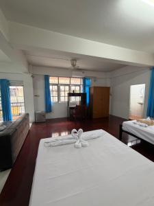 En eller flere senge i et værelse på Canberra Apartment