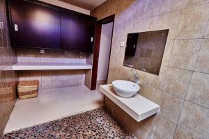 チャングーにあるMatra Bali Guesthouseのバスルーム(洗面台、トイレ付) +25枚の写真